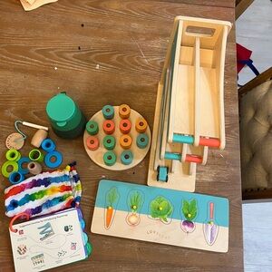 Lovevery The Pioneer Play Kit (16, 17, 18 Months)